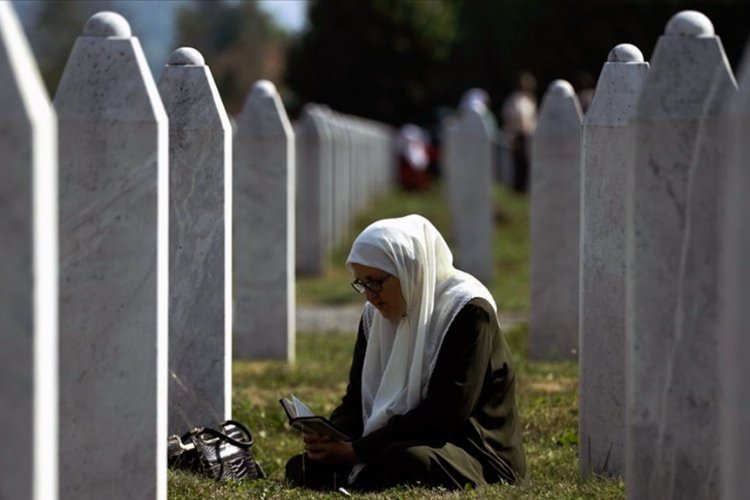 Bosna Hersek'e bağlı Srebrenitsa'da Temmuz 1995'te işlenen soykırımda katledilen kurbanlar