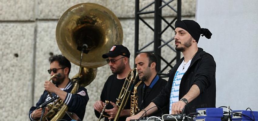 İş Sanat’ın Cuma İş Çıkışı konserleri İstanbul dışındaki seyircileriyle buluşmaya