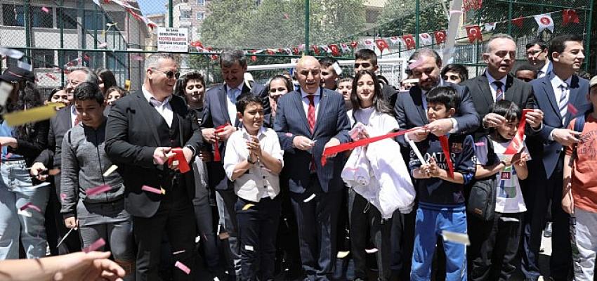 Keçiören Belediyesi tarafından ilçedeki 23 Nisan Ortaokulu’na inşa edilen halı