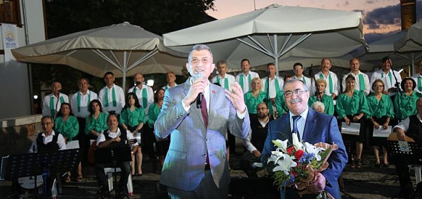 Gölcük Belediyesi Türk Halk Müziği Korusu, Yalı Evleri amfide düzenlediği