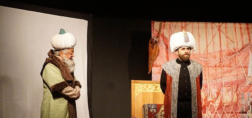 İlçedeki liselerin tümünde tiyatro faaliyetleri yürütmeye başlayan Zeytinburnu Gençlik Merkezi