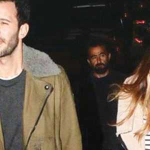 Gupse Özay ve Barış Arduç, önceki akşam Cihangir’de görüntülendi.Aceleci tavırlarıyla