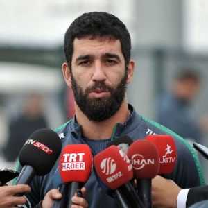 Arda Turan’dan gazetecilere: Kendinizi geliştirin 2016 Avrupa Şampiyonası Elemeleri’nde yarın