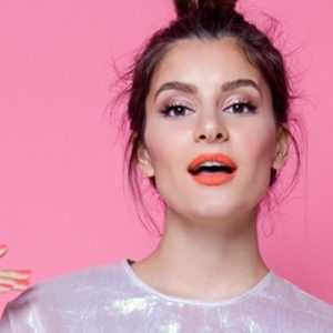 Penti'nin Hadise'den sonraki reklam yüzü Atiye oldu.