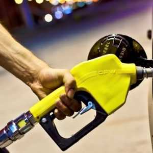 Petrol fiyatları düşerken, pompaya da indirim üstüne indirim geliyor. Dün
