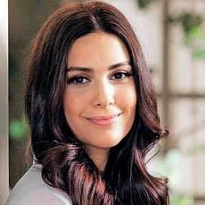 Bergüzar Korel, geçtiğimiz pazar günü Akmerkez’deydi. Yırtık pantolonu ve kırmızı