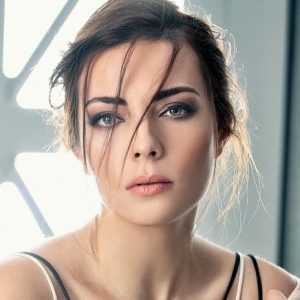 Bugünlerde kendisine gelen projeleri değerlendiren Burcu Kara, her geçen gün
