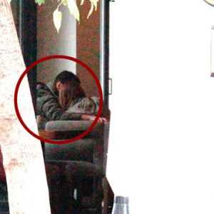 Kiralık Aşk’ta oynayan Barış Arduç ve sevgilisi Gupse Özay, Cihangir’deydi.