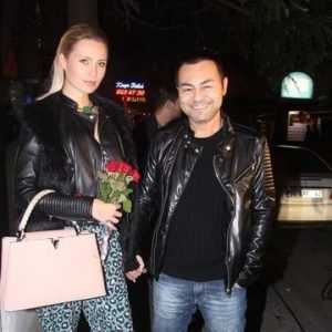 Serdar Ortaç, önceki akşam eşi Chloe ve bir grup arkadaşıyla