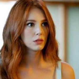 Kiralık Aşk dizisi ile yıldızı parlayan oyuncu Elçin Sangu, şöhretini