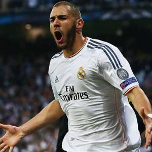 Karim Benzema, Mathieu Valbeunea'ya yapılan seks kaseti şantajı nedeniyle tutuklandı.