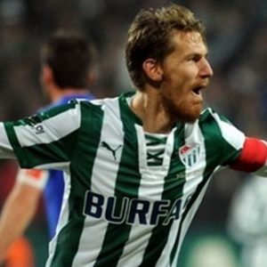 Ara transferde defansa takviye yapmak isteyen Fenerbahçe yönetimi, Beşiktaş'ın da