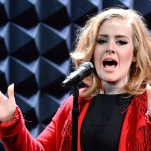 Adele, şimdiden İngiltere'nin en zengin genç müzisyenleri içinde yer alıyor.