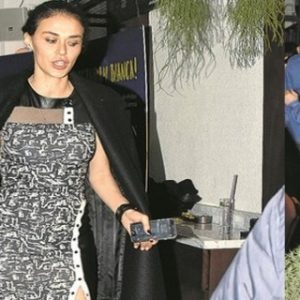 Sinirlenen şarkıcı Ayşe Hatun Önal’ın bindiği minibüsün Hadise’nin VIP minibüsü