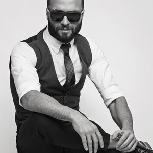 Aracına 6 kurşun isabet etti