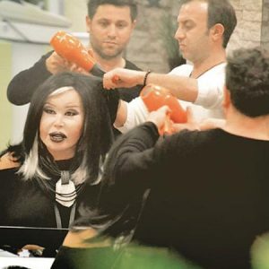 Etiler'deki bir kuaföre giden Bülent Ersoy, tepeden tırnağa bakım yaptırdı,