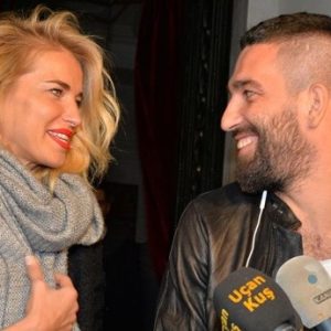 Katıldığı bir organizasyonda küs oldukları iddia edilen Arda Turan’la, 3