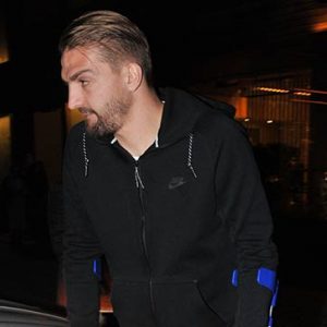 Menüsküs ameliyatı olan Caner Erkin, koltuk değneğiyle gezmelerde.
