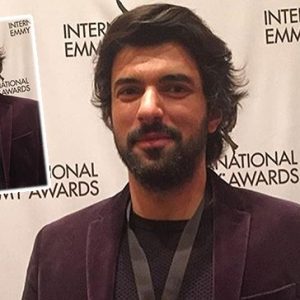 Yakışıklı oyuncu Engin Akyürek, 'En İyi Erkek Oyuncu' ödülünü kucaklamak