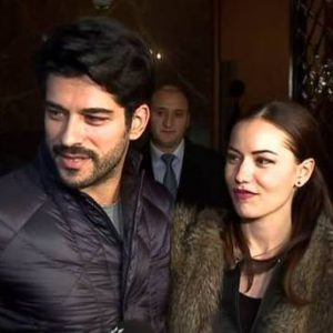 Fahriye Evcen ve Burak Özçivit, dün akşam Arnavutköy'de bir mekandan