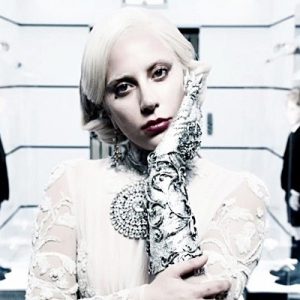 Lady Gaga’yı Los Angeles’ta, bir vampiri canlandırdığı ‘Hotel’ dizisinin setinde