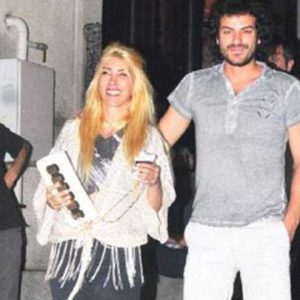 Hande Yener geçen çarşamba sevgilisi Ozan Öğüt’ün kaçamak yaptığını duyunca,