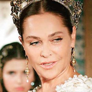 ‘Safiye Sultan’ rolüyle izleyiciyle buluşmaya hazırlanan Hülya Avşar’a yapımcıdan botoks