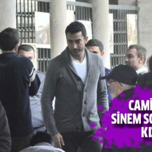 Kılıç Ali Paşa Camii'nde namaz kılan Kenan İmirzalıoğlu, çıkışta cemaatle