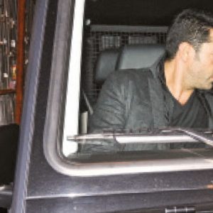 Kenan İmirzalıoğlu ile Sinem Kobal, çiçek satan çocuklara bahşiş vermemek
