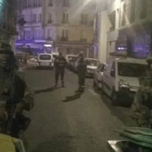 Paris'te asker sokağa indi.