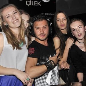 DJ KABİNİNDE HAREM KURDULAR!
