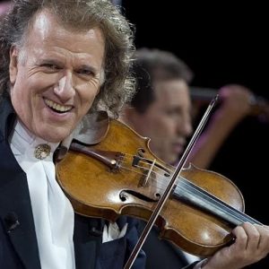 Dünyanın tüm müzik otoritelerince bu yüzyılın en önemli müzisyenlerinden biri