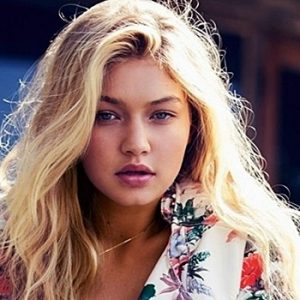 Victoria’s Secret mankeni Gigi Hadid, Instagram’da kız arkadaşlarıyla birlikte Hint