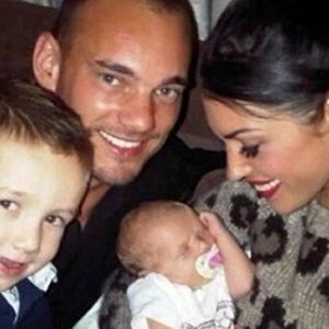Sneijder sosyal medya hesabından ailesinin fotoğrafını paylaştı. İkinci çocuğunun sevincini