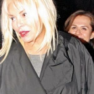 Ajda Pekkan, Nişantaşı’nda bir diş kliniğinden çıkarken görüntülendi. Dişini yaptırdığını