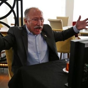 TRT’deki ‘Sen Olsan Ne Yapardın’ programında rejiden oyuncuları yönlendiren Altan