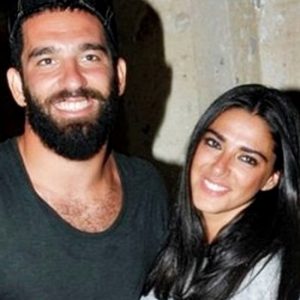 Ünlü futbolcu Arda Turan, sevgilisi Aslıhan Doğan’la evlenme kararı aldı.
