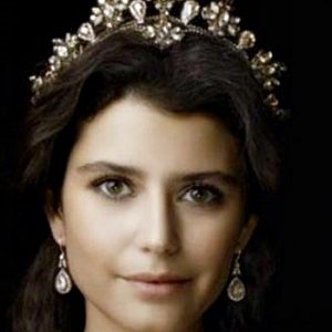 Diziye ‘Kösem’ olarak 10. bölümde girmesi beklenen Beren Saat’in rolü