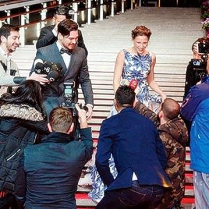 Çağatay Ulusoy’un röportajı esnasında karşılaşan ikiliden birbirine selam verdikten sonra