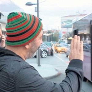 Otobüsün içindeki vatandaşlar telefonlarına sarılarak komedyeni görüntülemeye başladı. ‘Ali Baba