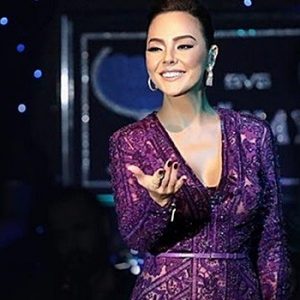Ebru Gündeş, Günay Restoran’da sahne aldı. Sahnede İbrahim Tatlıses’in şarkılarına