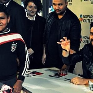 Türk pop müziğinin en özel şarkı yazarı ve yorumcularından Gökhan