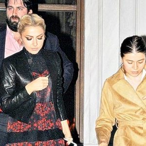 Uğur Güven’den ayrılan Hadise, kardeşi Derya Açıkgöz’le Soho’da keyifli bir