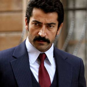 Kenan İmirzalıoğlu, önceki gün Cihangir’de görüntülendi. Oyuncu, “Muhteşem Yüzyıl Kösem“