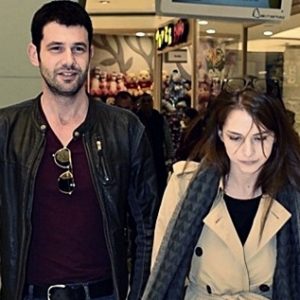 Ünlü şarkıcı ve oyuncu Keremcem’in Ezgi Asaroğlu’yla olan aşkı belgelendi.