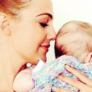 Meryem Uzerli, Can Ateş’le beraberliğinden olan kızı Lara’yı babasız yetiştiriyor.