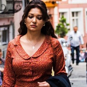Paramparça dizisinin başrol oyuncuları Erkan Petekkaya ile Nurgül Yeşilçay’ın arasında