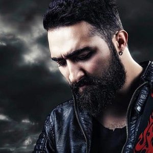 Müzik hayatına küçük yaşta okul korosunda başlayan Selçuk Abay bu