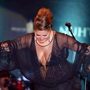 Sibel Can, Bebek’te bir kız arkadaşının evinden çıkarken objektiflere yansıdı.