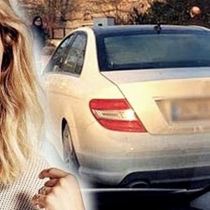 Sunucu Burcu Esmersoy trafikte bir adamın arabanın içinde bir kadına